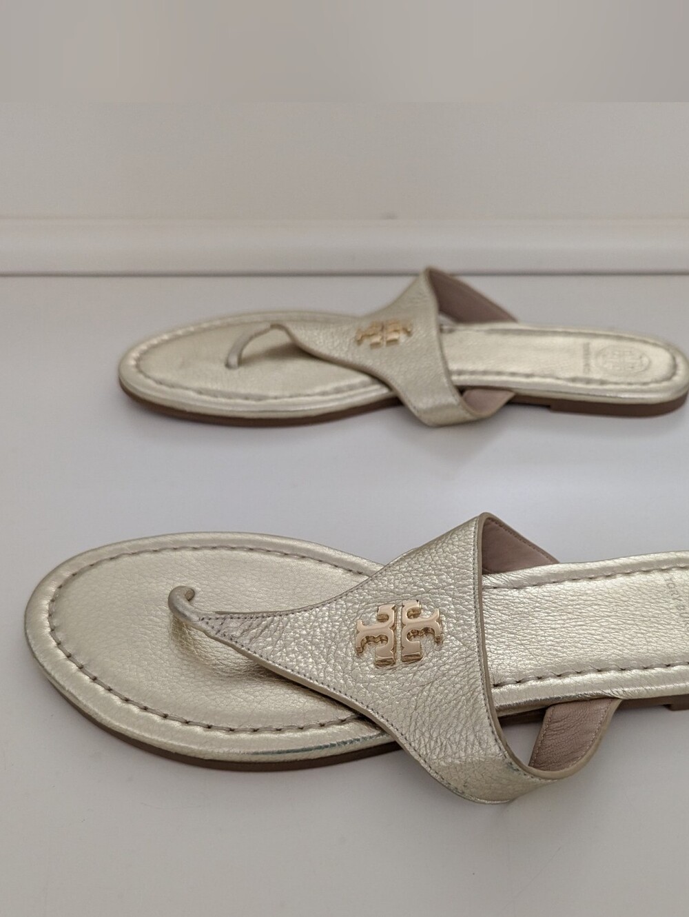 EUC! Tory Burch Jolie Flat Thong Sandal In Gold Size 8.5 - Picture 5 of 16